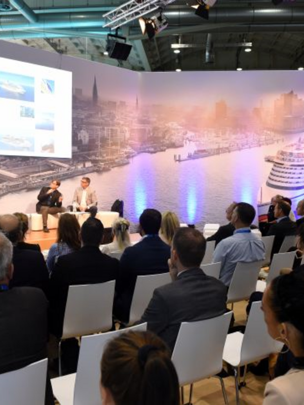 Marine Interiors Konferenz-Session Bühne mit Zuschauern