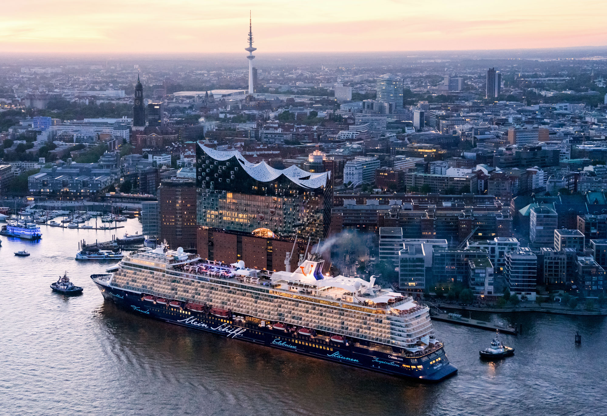 Hamburger Hafen: Blick von oben auf Elbe mit Kreuzfahrtschiff, Elbphilharmonie, Michel, Fernsehturm und restlichem Panorama